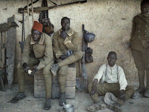 Senegalese soldaten in dienst van het Franse leger als infanteristen rusten in een kamer met geweren en uitrusting, Saint-Ulrich, Departement Haut-Rhin, Elzas, Frankrijk, 16 juni 1917